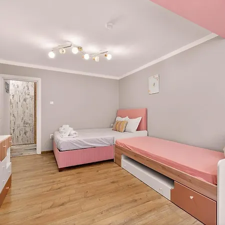 2br Maisonette In The Center *