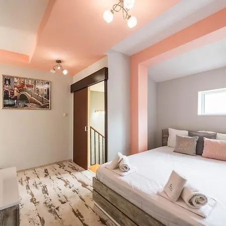 Апартаменты 2br Maisonette In The Center *