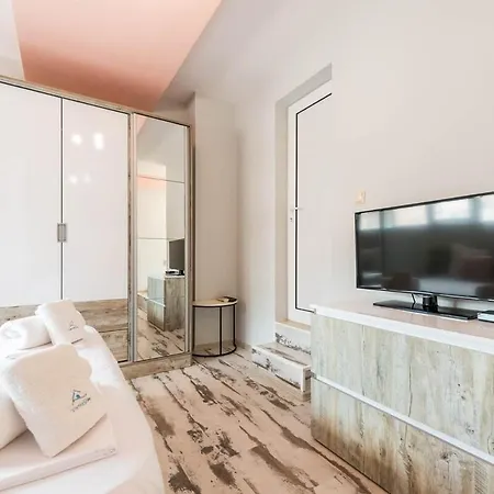 Апартаменты 2br Maisonette In The Center *